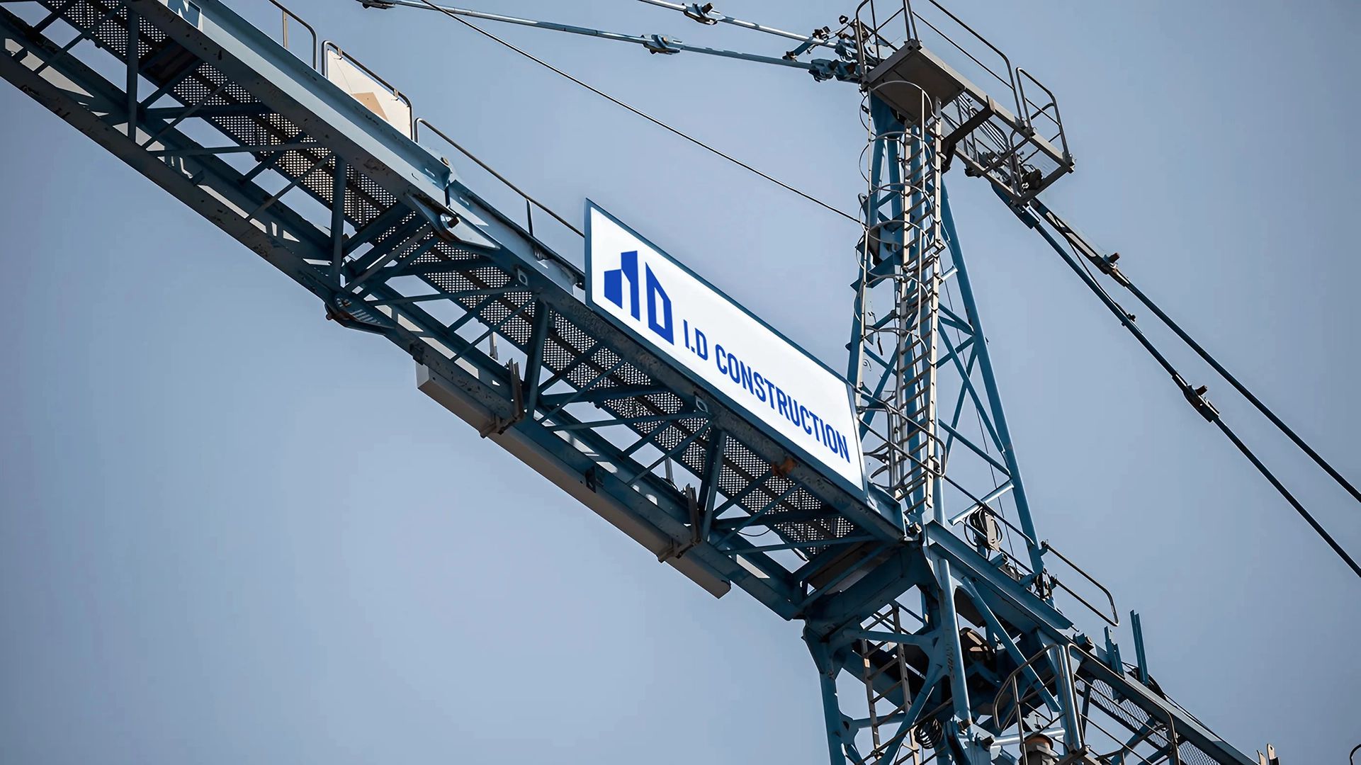 Логотип I.D Construction на строительном кране