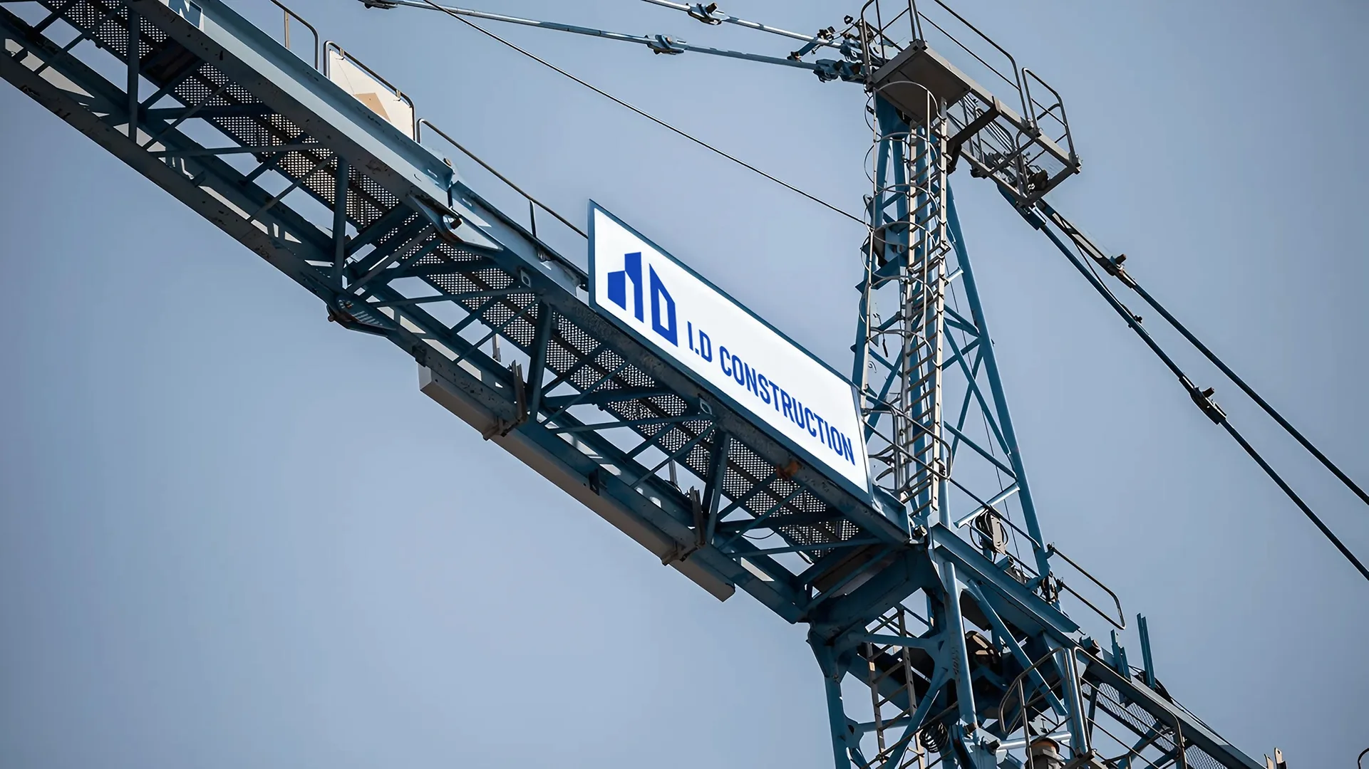 Логотип I.D Construction на строительном кране