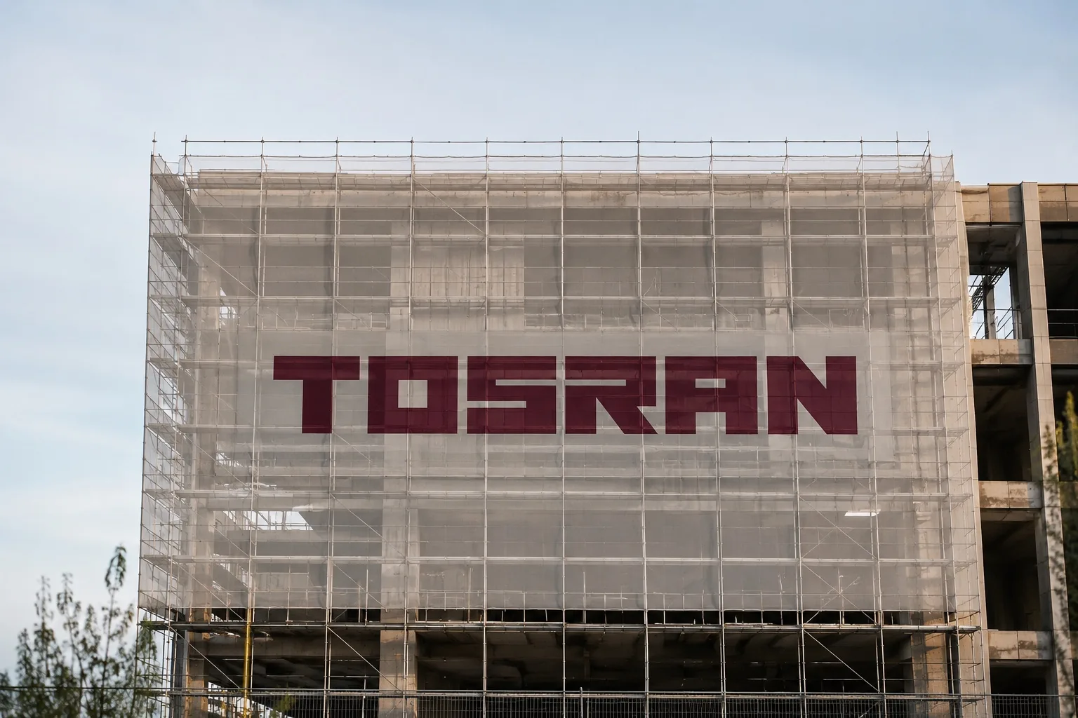 Логотип Tosran на строительной сетке